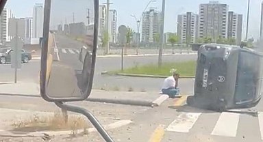 Kaza geçiren sürücü yan yatan kamyonetinin başında bekledi