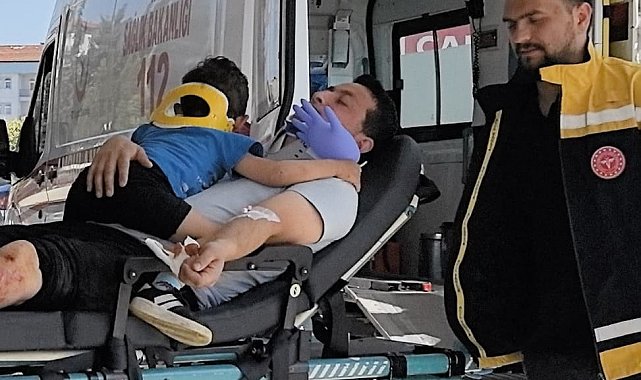 Kazada yaralanan çocuğu eldivenden yaptıkları balonla oyaladılar