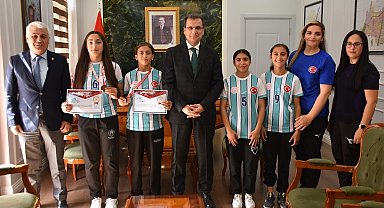 Kazandıkları madalyaların mutluluğunu kaymakamla paylaştılar