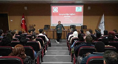 KBÜ'de düzenlenen konferansta Ozan Kuşcu gençlere seslendi