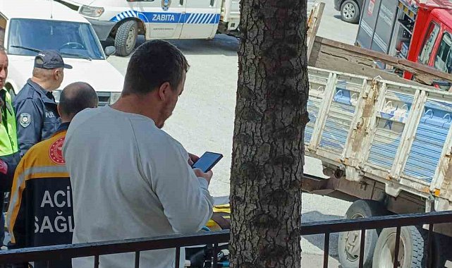 Keçiören'de freni boşalan kamyon trafoya çarptı