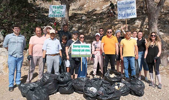 Kemer'de yabancı uyruklu kadınlar belediye ile birlikte poşetler dolusu çöp topladı