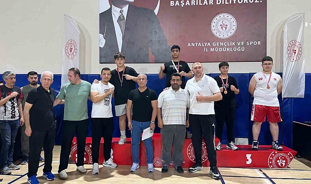 Kemerli sporculardan kick boks turnuvasında madalya yağmuru