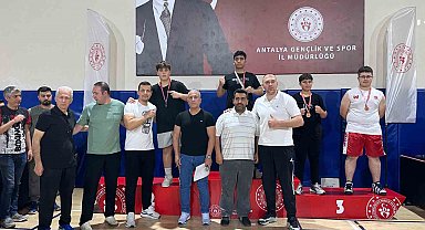 Kemerli sporculardan kick boks turnuvasında madalya yağmuru