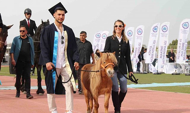 Kep takan sevimli at, 4 bin 500 öğrenci ile birlikte mezun oldu