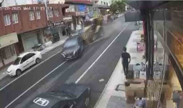 Kepçe araçları biçti: O anlar kamerada