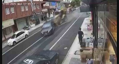 Kepçe araçları biçti: O anlar kamerada