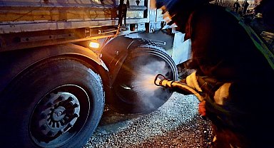 Kereste yüklü tırdan dumanlar yükseldi, itfaiye müdahale etti