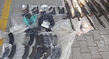 Kiraladığı araçta kalaşnikoflarla yakalanan polis ile birlikte 2 şahıs tutuklandı