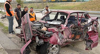 Kırıkkale'de bariyerlere çarpan otomobil hurdaya döndü: Karı-koca yaralandı