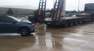 Kırıkkale'de otomobil park halindeki çekiciye çarptı: 2 yaralı