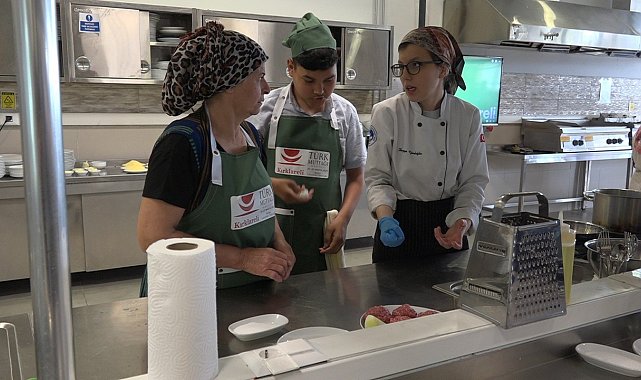 Kırklareli'nde yemek yarışması: Özel öğrenciler aileleriyle köfte ve kaçamak yemeği yaptı