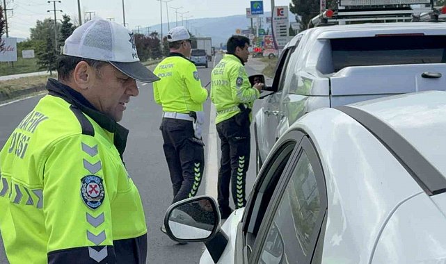 Kırmızı ışıkta geçenler havadan yakalandı