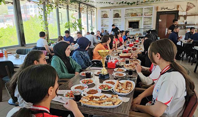 Kız voleybol takımları beldeye 2 kupa kazandırdı