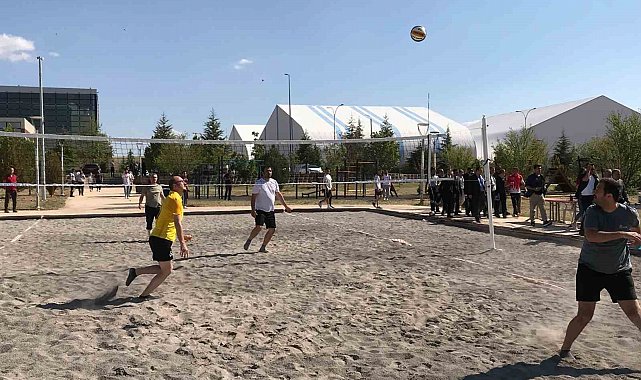 KMÜ'de plaj voleybolu heyecanı yaşandı