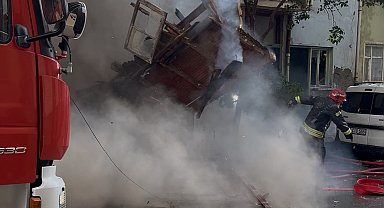 Kocaeli'de 2 ev alev alev yandı: Yanan ahşap ev duvarı 2 itfaiye erinin üzerine düştü