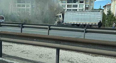 Kocaeli'de alevlere teslim olan tır, itfaiye ekiplerince söndürüldü