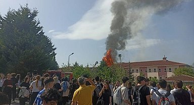 Kocaeli'de fen lisesi yanıyor, öğrenciler tahliye ediliyor