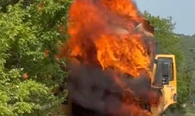 Kocaeli'de seyir halindeki damperli tır alev alev yandı