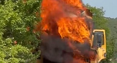 Kocaeli'de seyir halindeki damperli tır alev alev yandı