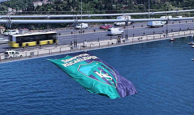 Kocaelispor'un bayrağı İstanbul Boğazı'nda dalgalandı