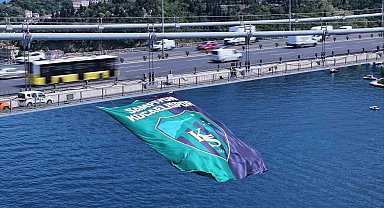 Kocaelispor'un bayrağı İstanbul Boğazı'nda dalgalandı