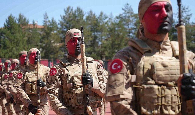 Komandoların 19 Mayıs gösterisi ile hayran bıraktı