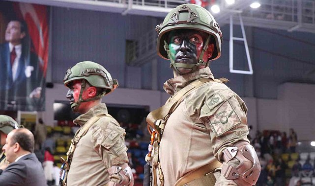 Komandoların gösterisi dakikalarca alkışlandı