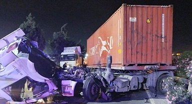 Konteyner yüklü tır bariyerlere çarptı: 2 yaralı