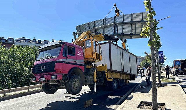 Konteyner yüklü vinç yönlendirme levhasına takıldı, kamyon adeta şaha kalktı
