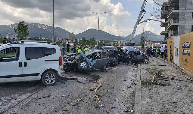 Kontrolden çıkan beton mikseri park halindeki 8 aracı biçti