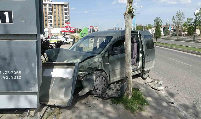 Kontrolden çıkan hafif ticari araç akaryakıt istasyonuna daldı
