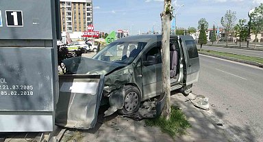 Kontrolden çıkan hafif ticari araç akaryakıt istasyonuna daldı