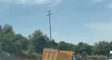 Kontrolden çıkan kamyon bariyerleri aşıp karşı yöne daldı