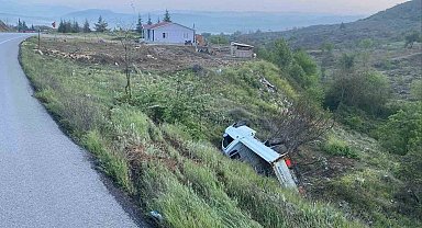 Kontrolden çıkan kamyonet şarampole yuvarlandı sürücüsü yaralandı