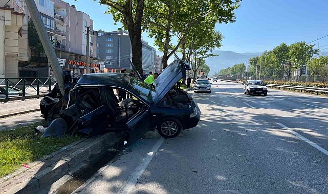 Kontrolden çıkan otomobil aydınlatma direğine çarptı: 1'i ağır 2 yaralı