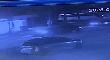 Kontrolden çıkan otomobil aydınlatma direğine çarptı: 2 yaralı