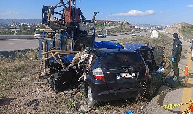 Kontrolden çıkan otomobil sondaj makinesine çarptı: Anne ve oğlu hayatını kaybetti