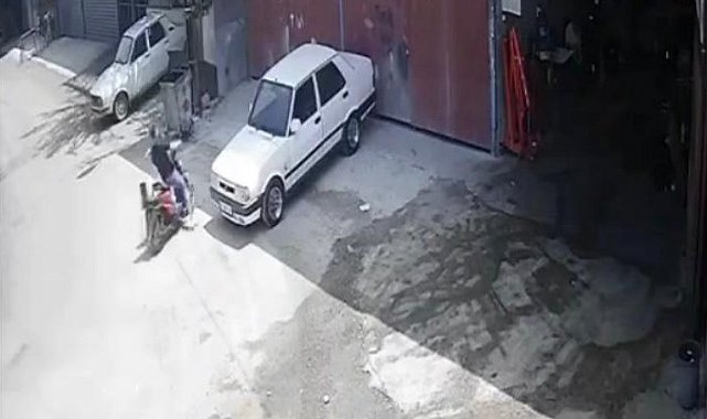 Kontrolden çıkan şarjlı bisiklet demir kapıya çarparak durdu