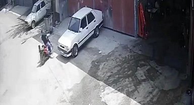 Kontrolden çıkan şarjlı bisiklet demir kapıya çarparak durdu