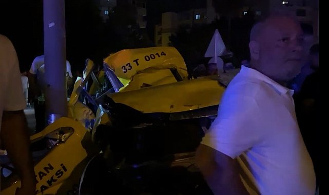 Kontrolden çıkan taksi elektrik direğine çarptı: 2 ölü