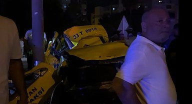 Kontrolden çıkan taksi elektrik direğine çarptı: 2 ölü