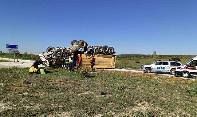 Kontrolden çıkan tır devrildi, sürücüsü yaralandı