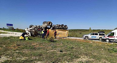 Kontrolden çıkan tır devrildi, sürücüsü yaralandı