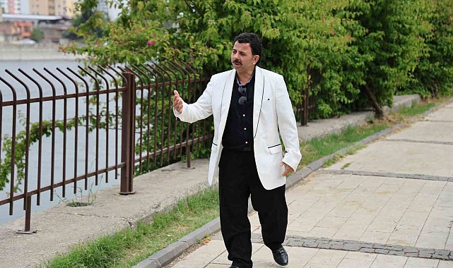 Konuşma bozukluğu olan şarkıcı sosyal medyada popüler oldu