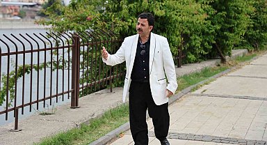 Konuşma bozukluğu olan şarkıcı sosyal medyada popüler oldu