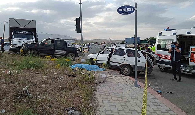Konya'da otomobil ile kamyonet çarpıştı, yaşlı çift hayatını kaybetti