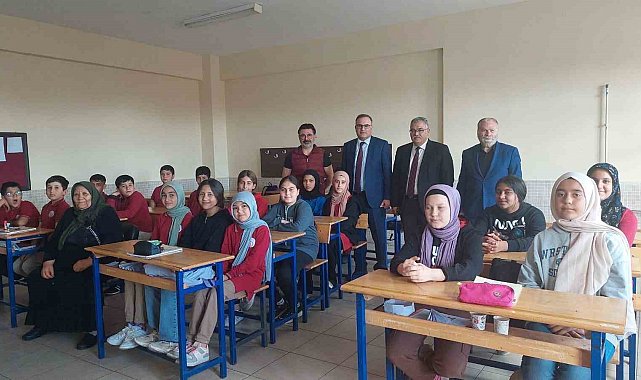 Konya'da şehit annesi oğlunun adının verildiği okulda öğrencilerle buluştu