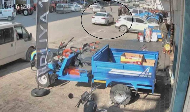 Koşarak yolun karşısına geçen çocuğa otomobil çarptı, o anlar kamerada