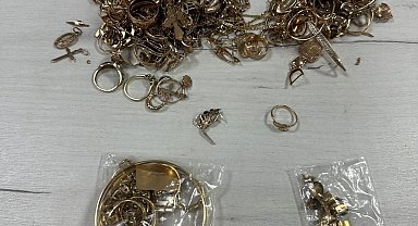 Kot pantolon arasına gizledikleri ve vücutlarına sardıkları 4.6 kilogram altın mücevherle yakalandılar